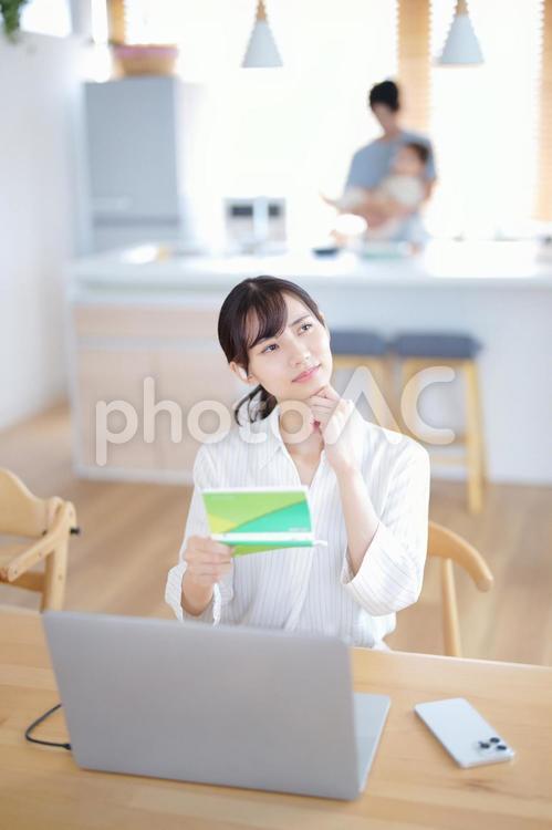 通帳を持ち考える女性 女性,通帳,持つの写真素材