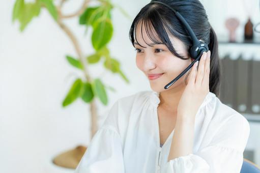 オフィスで働く女性のオペレーター オペレーター,女性,笑顔の写真素材