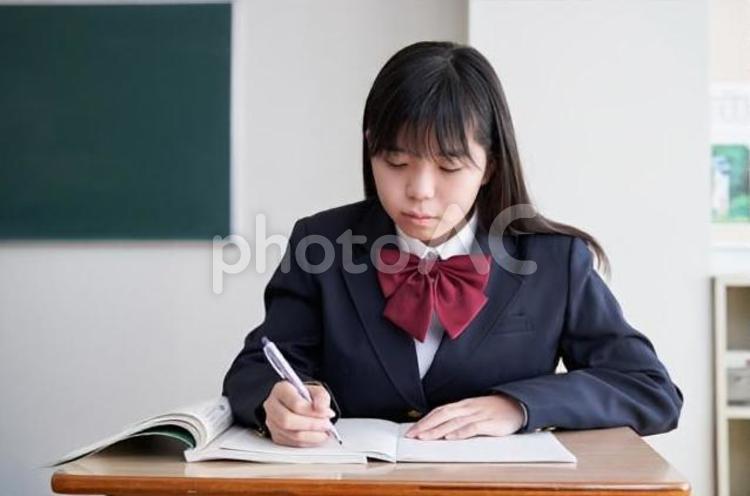 教室で真剣に授業を受ける日本人女子中学生 中学生,女子,日本人の写真素材