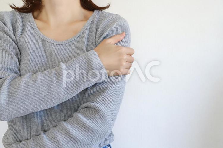 腕の痛みを感じる女性 腕の痛み,腕,痛みの写真素材