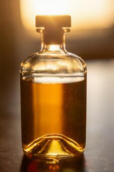 夕暮れの琥珀色ボトル_縦 ウィスキー,ボトル,琥珀色の写真素材