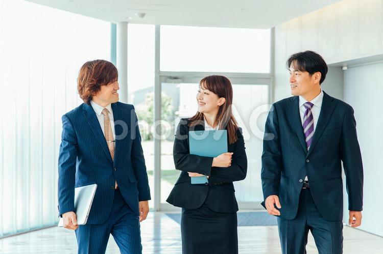 社内を歩くビジネスシーンの男女（話す） ビジネス,ビジネスシーン,就職の写真素材