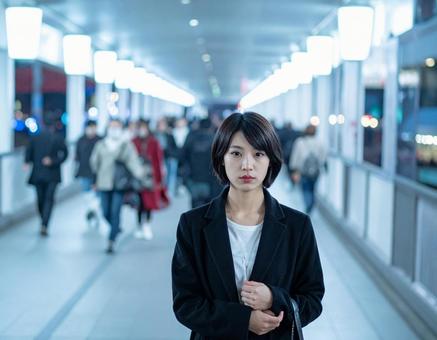 ストリートスナップ・都心の不機嫌な彼女の写真