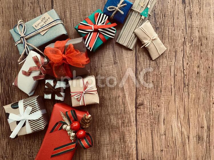 クリスマスプレゼントと木目調の背景 クリスマス,クリスマスイブ,クリスマスパーティーの写真素材
