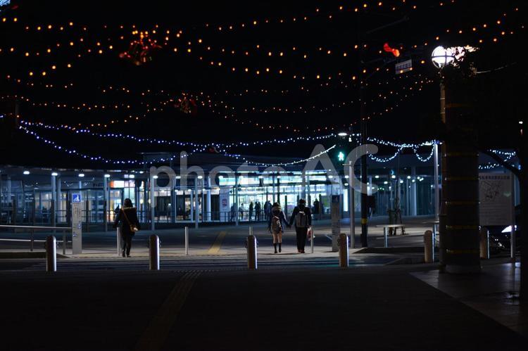 冬の街並み クリスマス,カップル,冬の写真素材