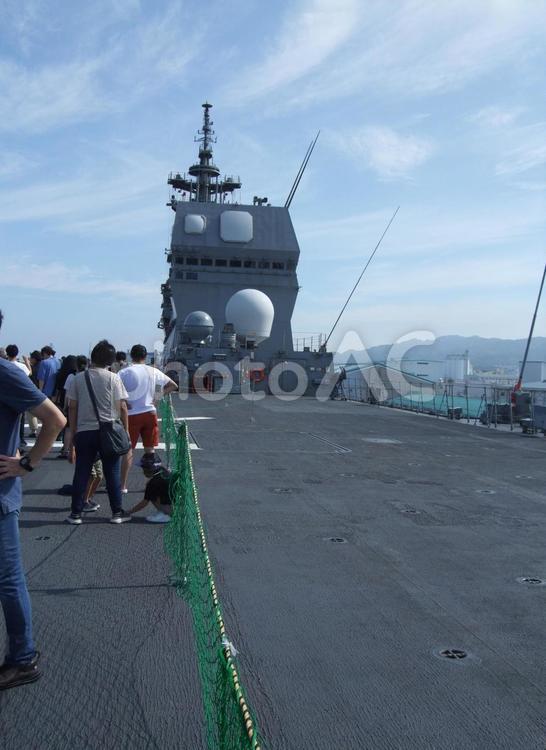 列になってエレベーターの昇降を待つ人たち ヘリコプター,護衛艦ひゅうが,護衛艦の写真素材