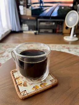 淹れたてのコーヒーの乗ったテーブル 淹れたてのコーヒーの乗ったテーブルの写真