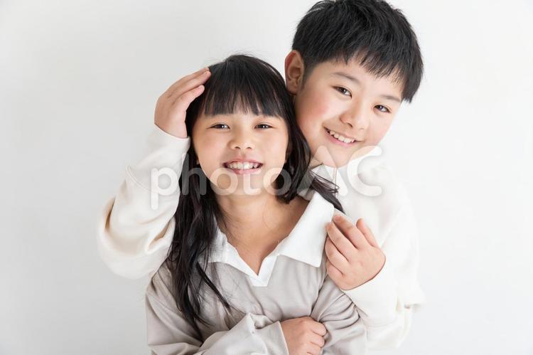 笑顔で寄り添う兄弟　Brothers  兄弟,男女,子育ての写真素材