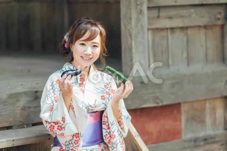 お盆のお供物を持つ浴衣姿の女性 お盆,お盆休み,浴衣の写真素材