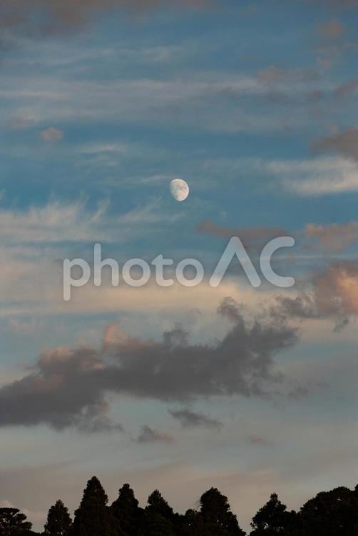 夕暮れ時の空 夕暮れ,日暮れ,月の写真素材