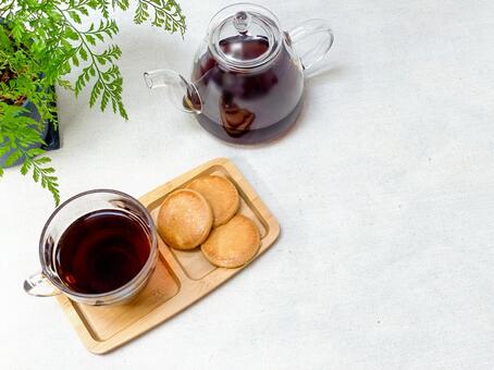 コーヒーとクッキー木製トレー俯瞰 コーヒー,ガラスカップ,ポットの写真素材