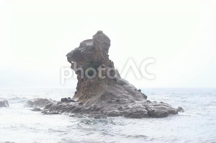宮崎県日南市のライオン岩 海,波しぶき,しぶきの写真素材