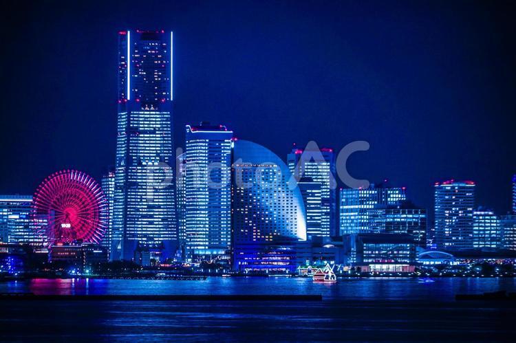 横浜みなとみらいの夜景（全館ライトアップ時） 横浜みなとみらい,全館ライトアップ,ライトアップの写真素材