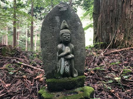 山奥のひっそりと佇む石仏 山奥のひっそりと佇む石仏の写真