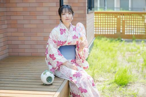 縁側で涼む女性 縁側で涼む女性 女性,浴衣,和装の写真素材