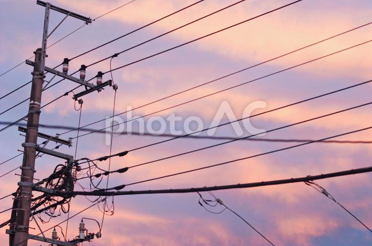 夕暮れと電線 夕暮れ,電線,電柱の写真素材