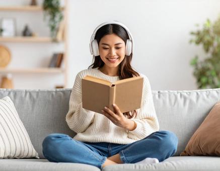 リビングで読書をする女性 読書の秋1 リビングで読書をする女性 読書の秋1の写真