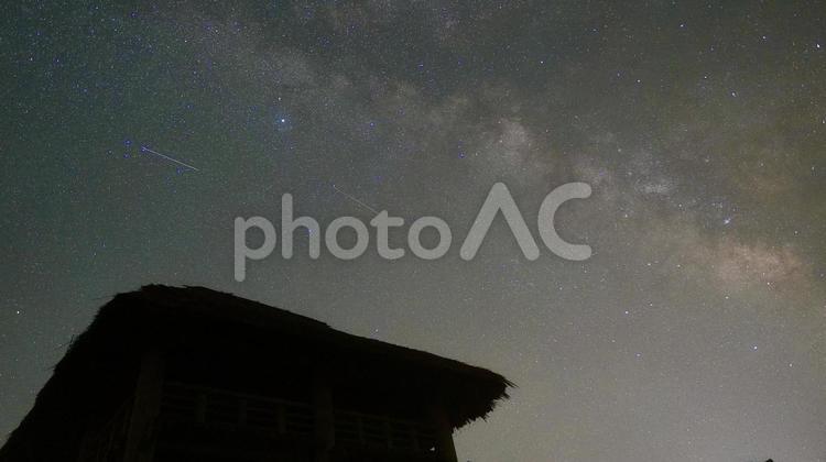 天の川が見える物見櫓がある原の辻遺跡 天の川,原の辻遺跡,夜の写真素材