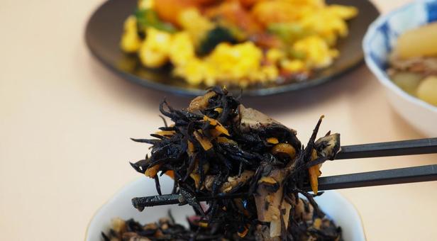自家製・ひじき煮(食べるシーン) 自家製・ひじき煮(食べるシーン)の写真