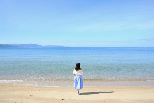 渚で海を眺める女性 渚で海を眺める女性 女性,海,夏の写真素材