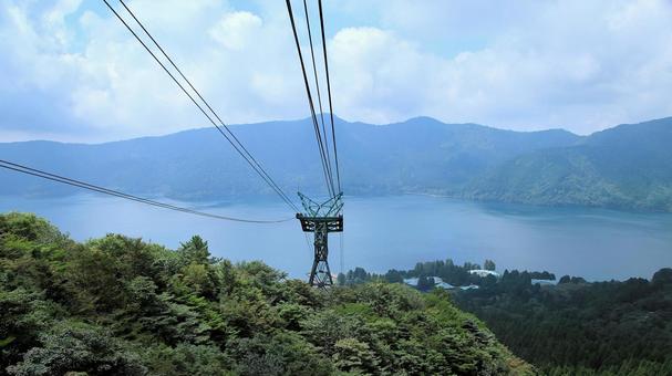 駒ケ岳ロープウェイゴンドラ内からの芦ノ湖 駒ケ岳ロープウェイゴンドラ内からの芦ノ湖の写真