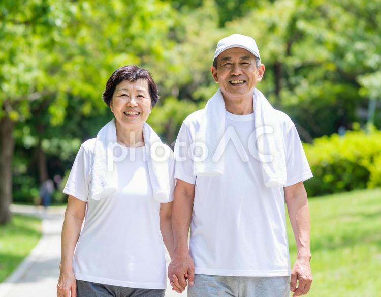 シニア夫婦のウォーキング風景 シニア,夫婦,老夫婦の写真素材