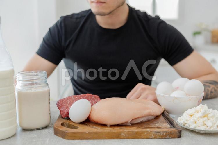 タンパク質を多く含む食品を前に座っている男性 シェイプアップ,ダイエット,男性の写真素材