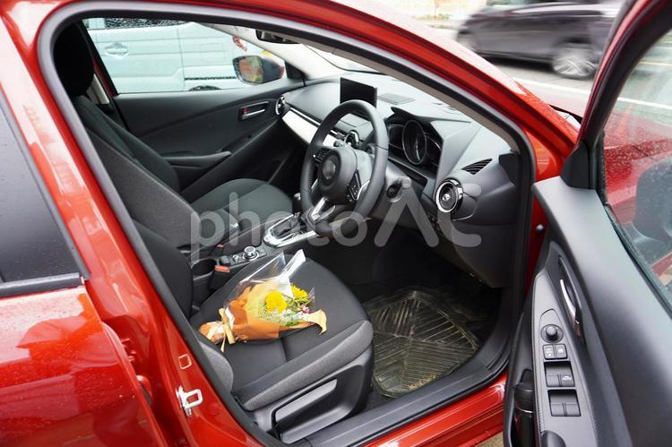 新車と花束（車内）01 新車,自動車,納車の写真素材
