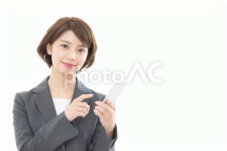 ビジネスウーマン　スマートフォン ビジネスウーマン,スマートフォン,調べるの写真素材