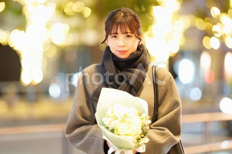 花束を持ちカメラ目線の女性 女性,花束,持つの写真素材