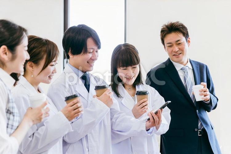 スマホを見る病院で働く医療従事者の男女 オンライン診療,スマホ,診察の写真素材