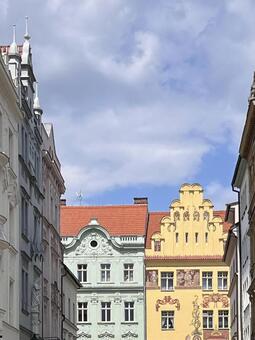パステルカラーの建物・縦 パステルカラー,雲,青空の写真素材
