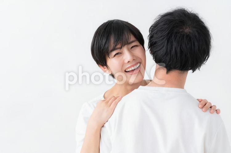 白バックの若い夫婦 カップル,夫婦,女性の写真素材