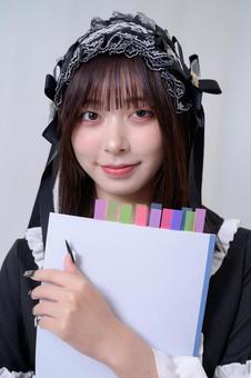 ノートを抱える地雷系女子 ノートを抱える地雷系女子 日本人,勉強,女性の写真素材