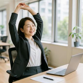 リラックスしながらストレッチする会社員 リラックスしながらストレッチする会社員の写真