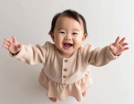 抱っこをおねだり赤ちゃん 抱っこをおねだり赤ちゃんの写真