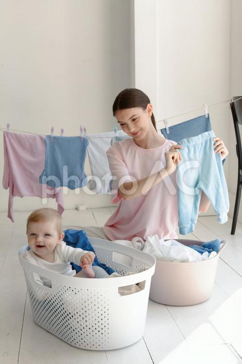 赤ちゃんと洗濯中の女性 親子,女性,人物の写真素材