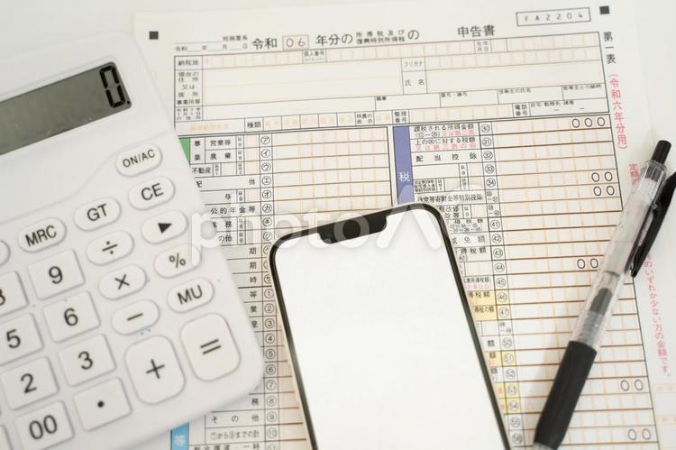 確定申告書とスマホと電卓 確定申告,申告書,電卓の写真素材