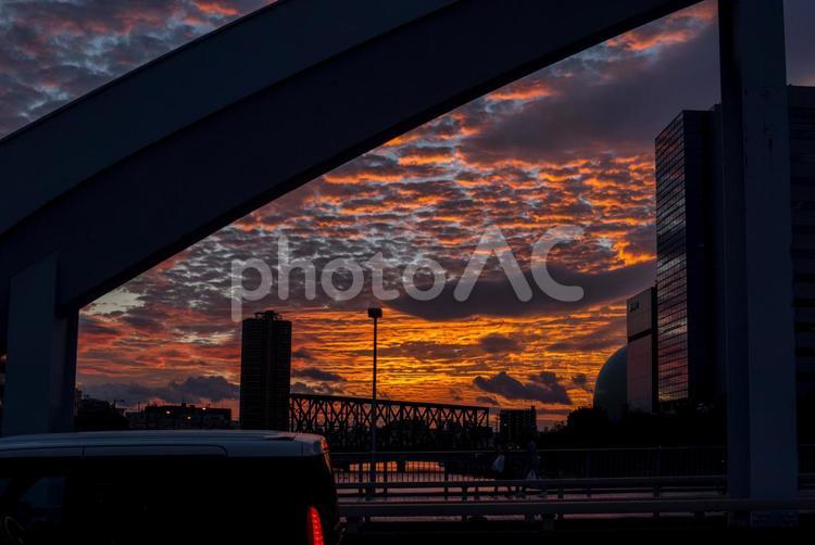 夕焼けの街 オレンジ,ビル,信号の写真素材