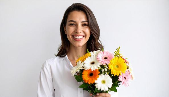 ナチュラルな笑顔の女性 花束 明るい ナチュラルな笑顔の女性 花束 明るいの写真
