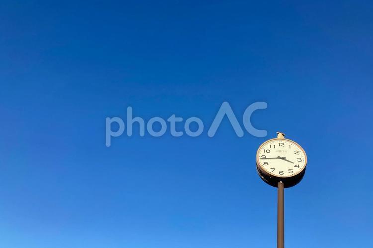 公園の時計　右 時計,青空,時間の写真素材