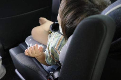車でチャイルドシートに乗る子ども チャイルドシート,子ども,車の写真素材