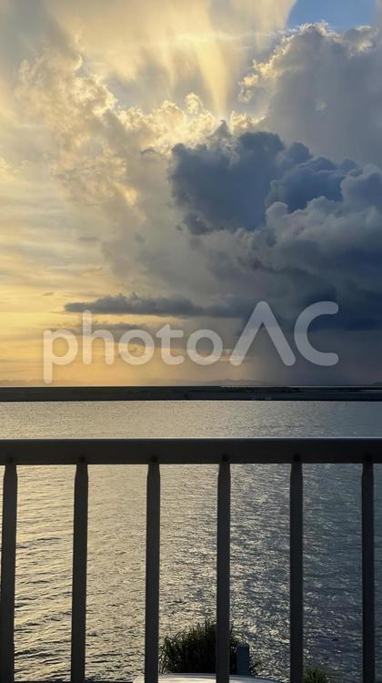 夕日の中にある壮大な雲 雲,夕日,海の写真素材