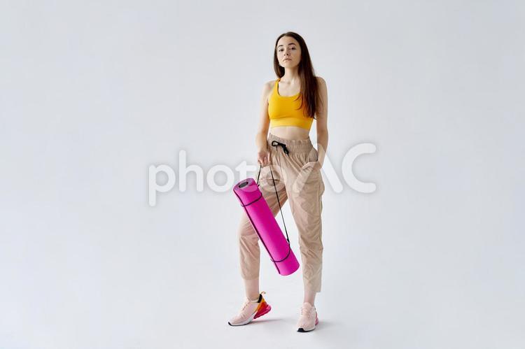 ヨガマットを持つ女性 女性,ヨガマット,ヨガの写真素材