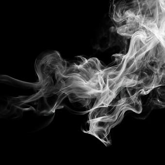 黒い空間に広がる、白い煙の抽象表現 黒い空間に広がる、白い煙の抽象表現の写真