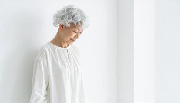 うつむいている日本人シニア女性 うつむいている日本人シニア女性の写真