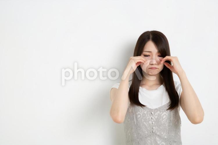 目を伏せて悲しんでいる若い女性（コピースペース） 女,女性,女の子の写真素材