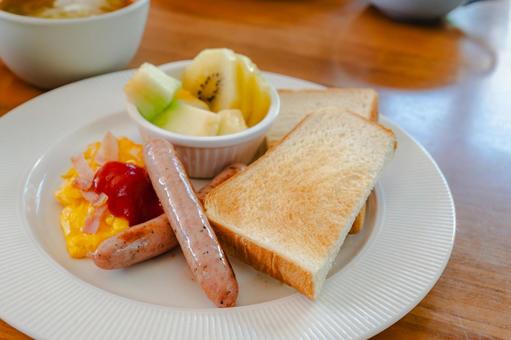 トーストと卵の洋朝食 トーストと卵の洋朝食の写真