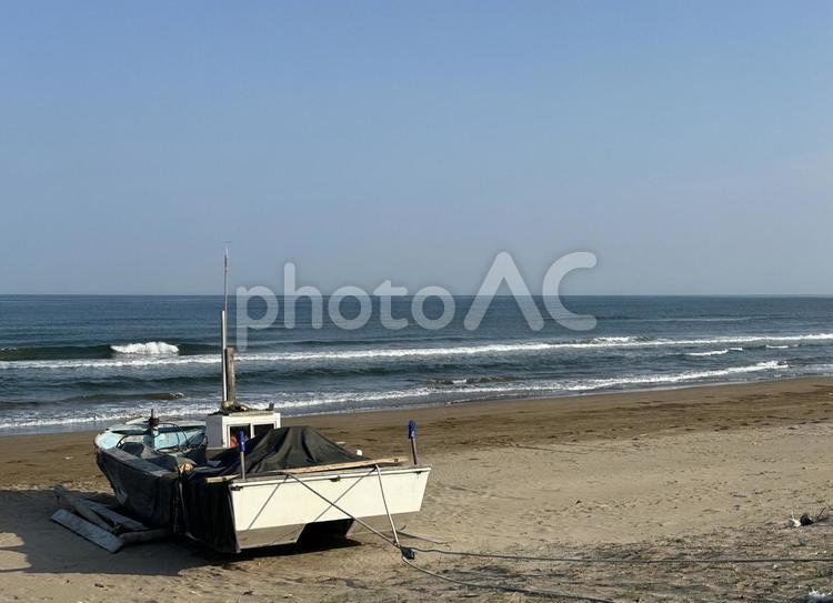白い漁船と青い海 海,自然,波の写真素材
