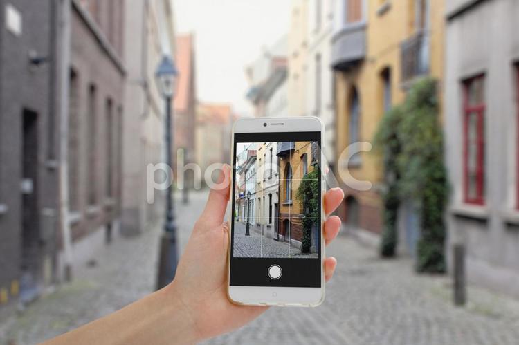 町並みが映るスマホを持つ手 スマートフォン,画面,町並みの写真素材